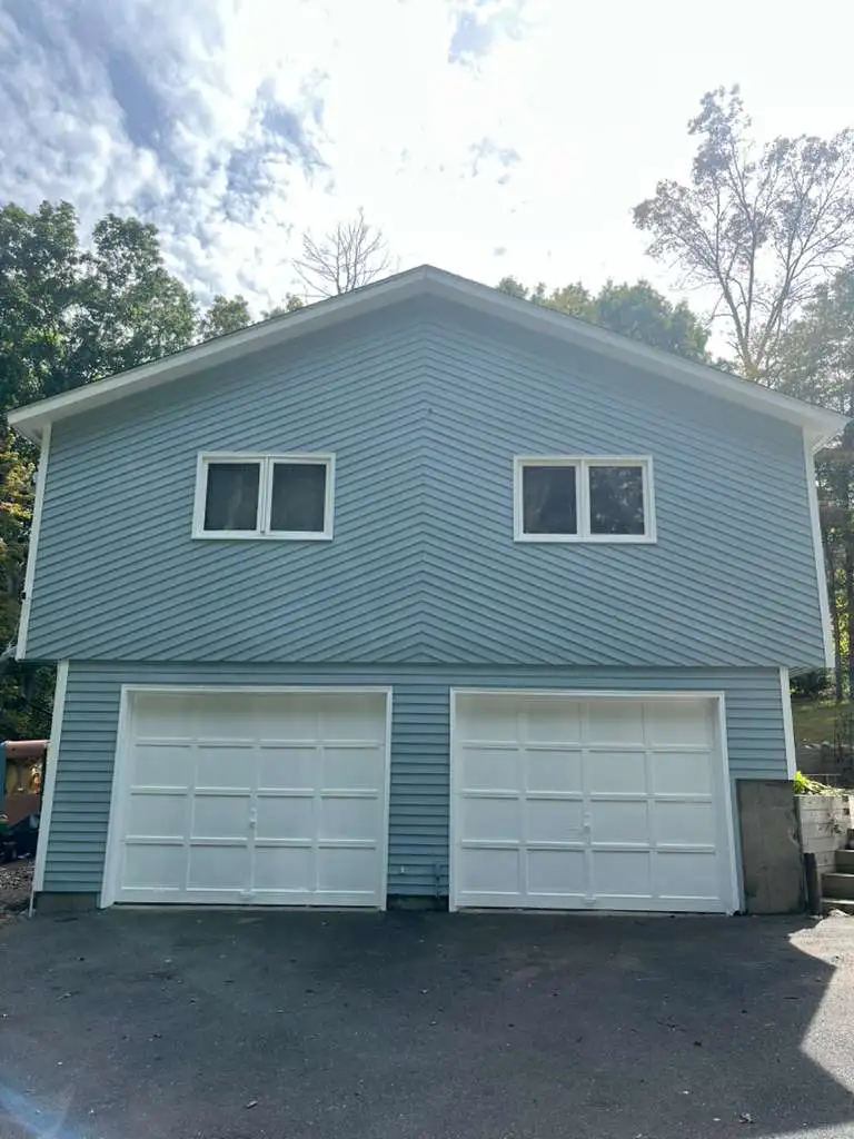 Detached garage, clean and even coverage